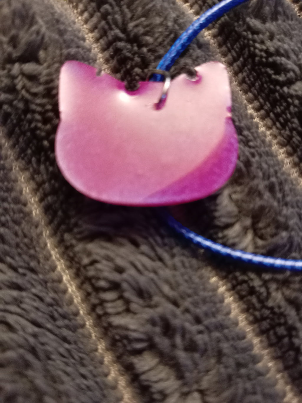 Collier Pendentif Tête de Chat – En résine Rose & Cordon Bleu Fais main