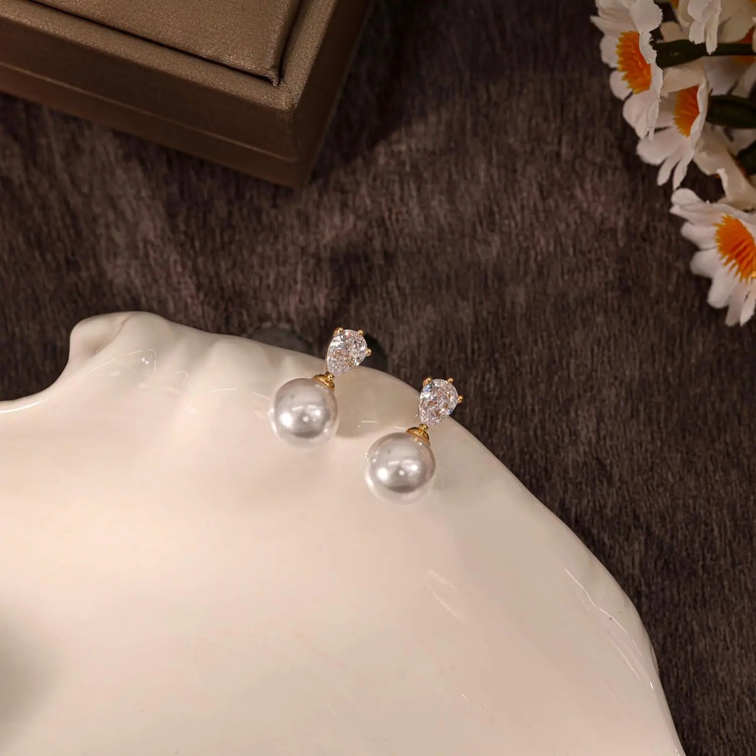 Boucles d'Oreilles Pendantes Perle & Zircon – Plaqué Or 14 Carats | Or & Argent