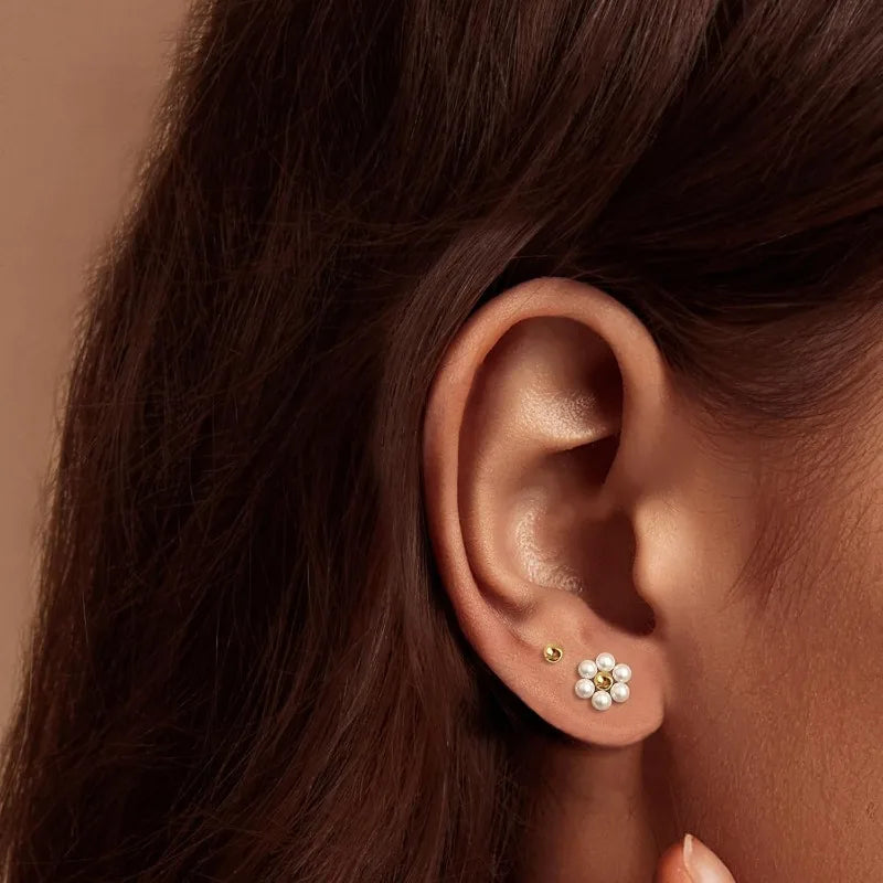 Boucles d'Oreilles Clous Fleur Marguerite & Perle – Plaqué Or 14 Carats