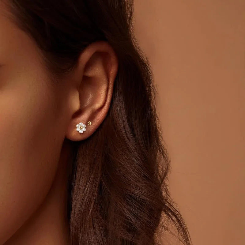 Boucles d'Oreilles Clous Fleur Marguerite & Perle – Plaqué Or 14 Carats