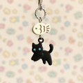 Gros plan porte-clés chat noir et poisson kawaii